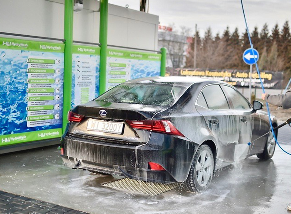 Mycie auta na myjniach bezdotykowych – jak należy myć auto?